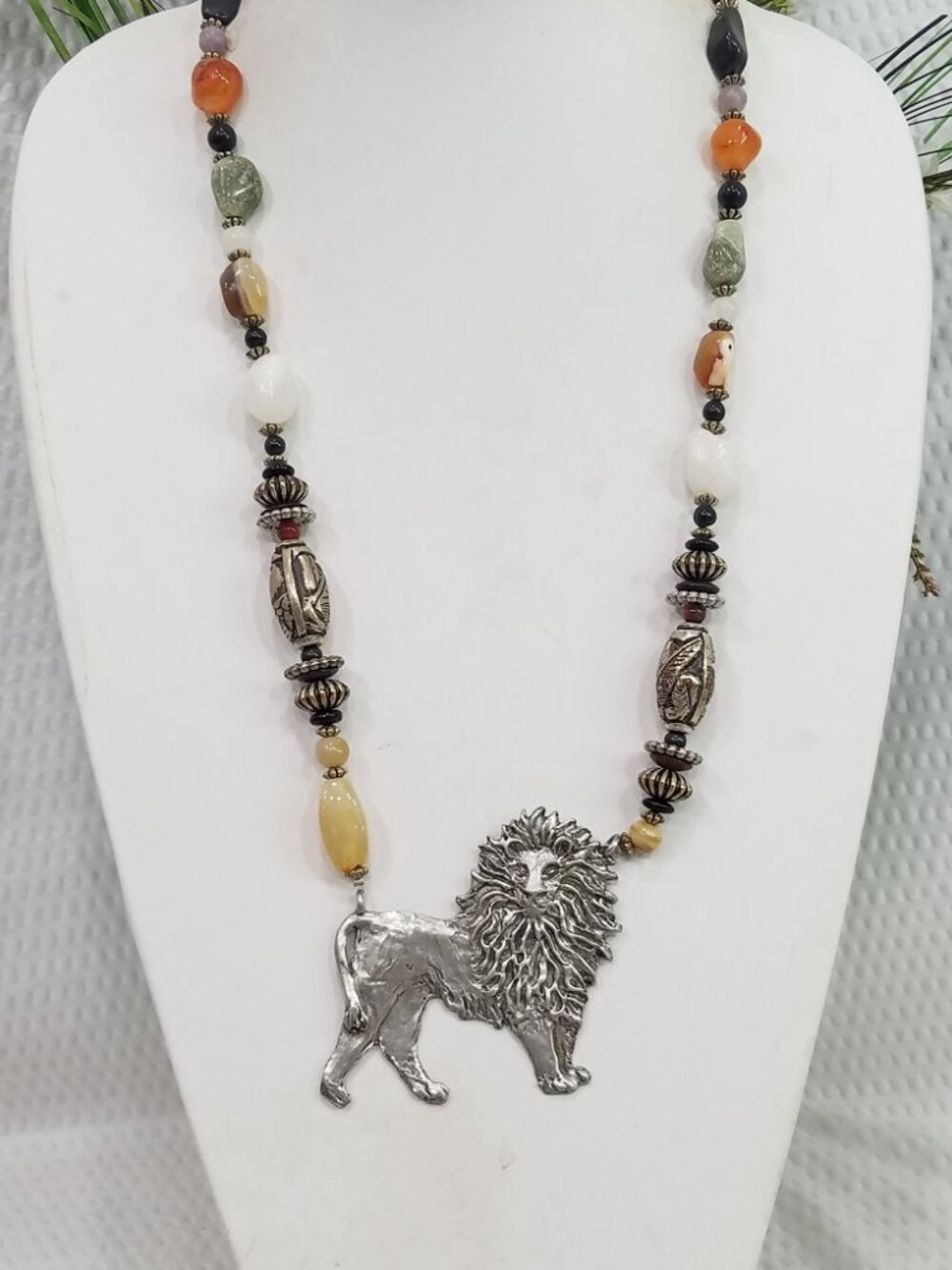 Vtg Tribal Cognac & Olive Jasper Bead Embossed Silver Tone Lion Pendant Necklace - Picture 4 of 6